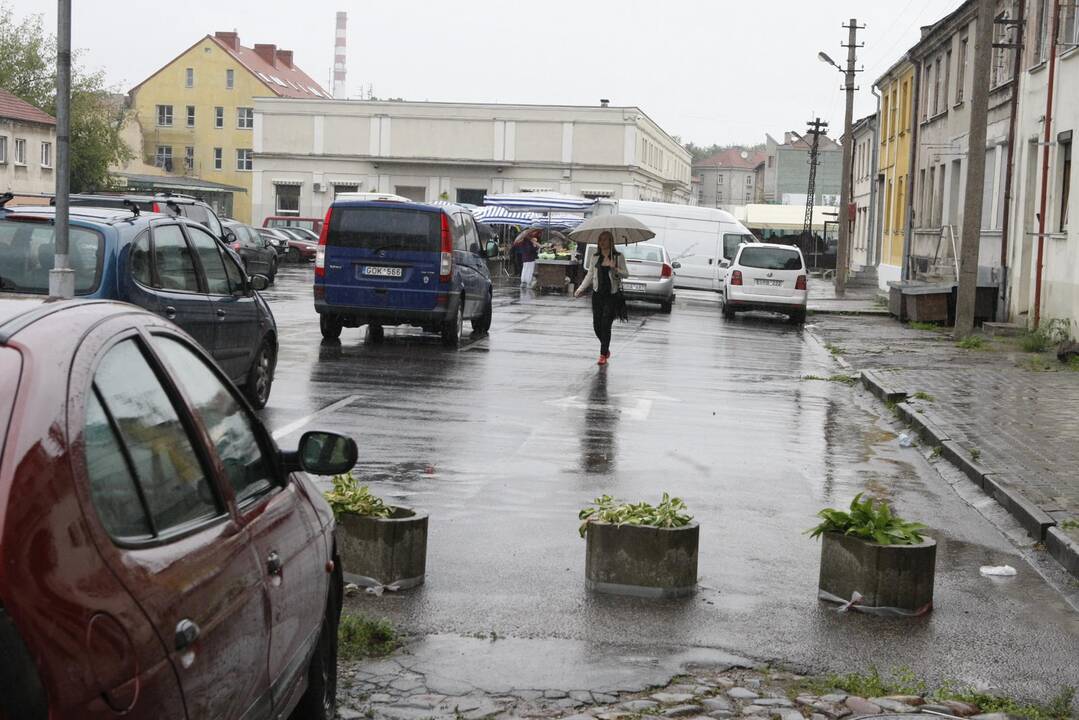 Konkurencija: vienoje aikštelėje valanda stovėjimo kainuoja tris litus, kitoje dvi valandos – litą.