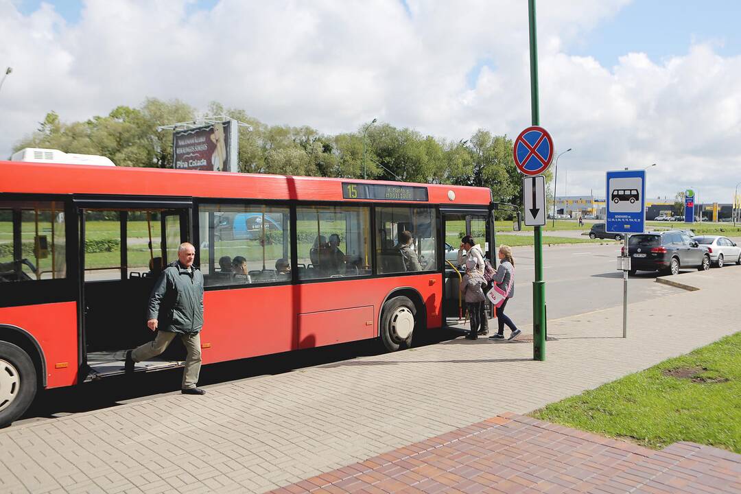 Nepatogumas: klaipėdiečiai stebisi, kad stotelėje Šilutės plente nėra suoliuko.