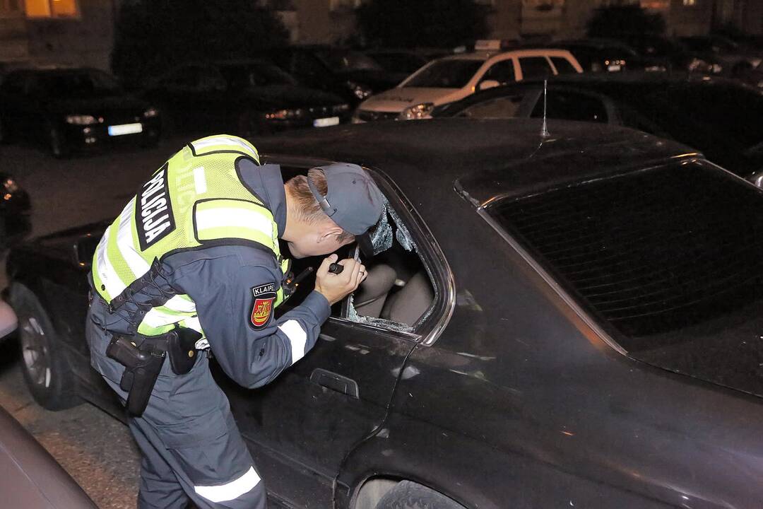 Linksmybės: daugiabučių namų apsuptoje krepšinio aikštelėje vasaros pabaigtuves šventę jaunuoliai mašiną pavertė vaišių stalu, o namų gyventojus – linksmybių liudininkais.