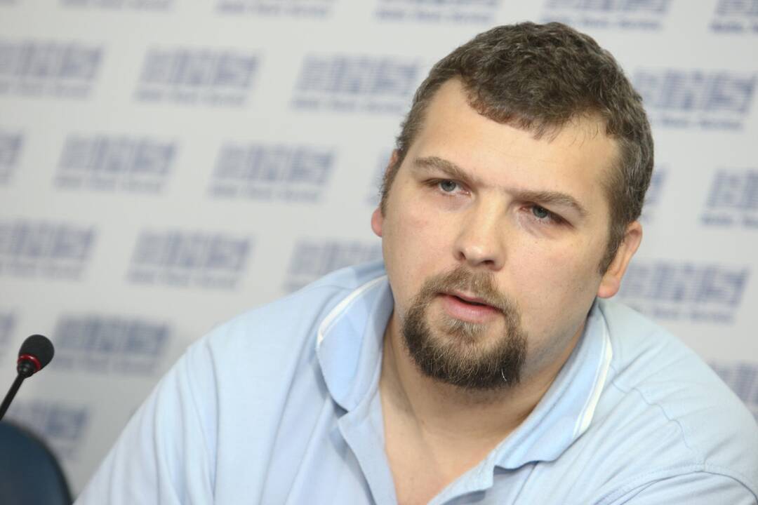 Realybė: kasmet prie nemokamo maisto nusidriekia vis didesnės davinių prašytojų eilės. Daugiau surenkama ir pinigų, kurių keliai vėliau tampa nevieši ir mįslingi.