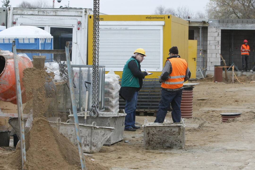 Patikrinimas: vakarykštis inspektorių reidas dirbusių statybininkų neišgąsdino.