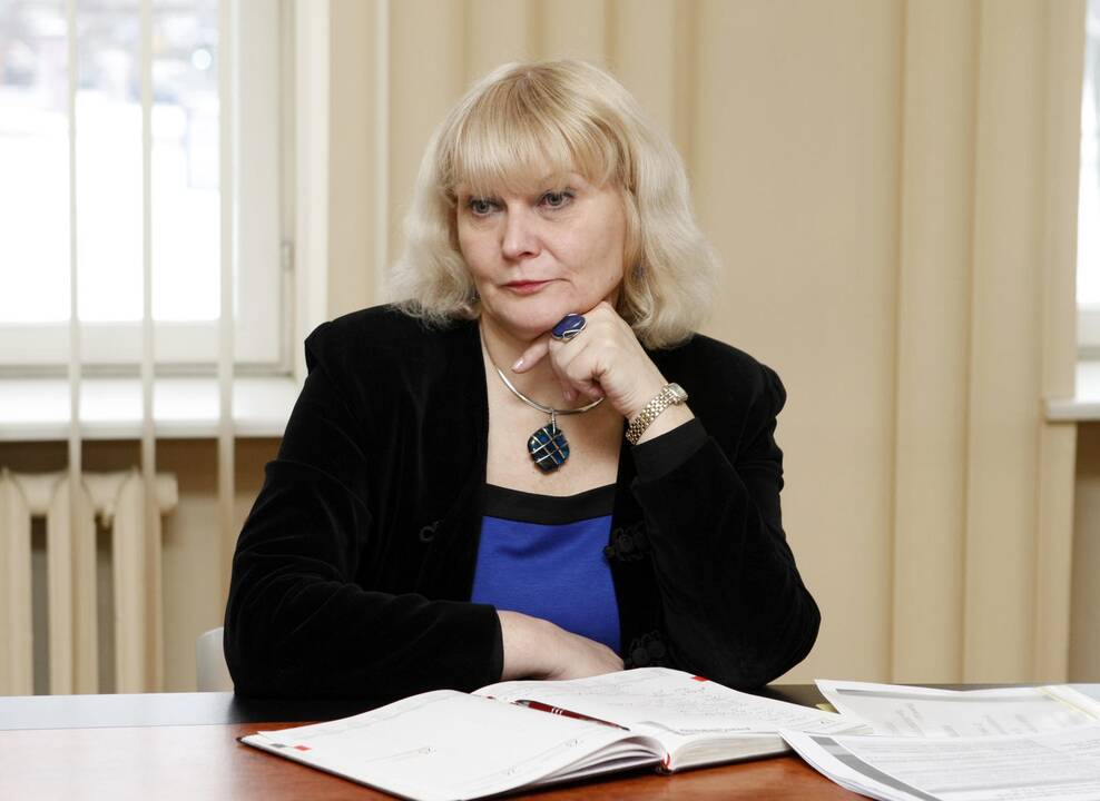 Grėsmė: į antrąją klasę sūnų išleidęs tėtis veikiausiai yra vienintelis klaipėdietis, nusprendęs laboratorijoje ištirti mokyklos vadovėlius.