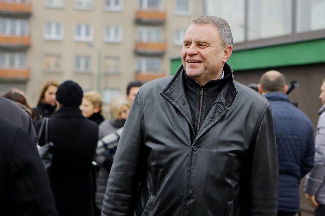 Trečiadienį vakare uostamiesčio gatvėse sniegas sukėlė tikrą sumaištį.