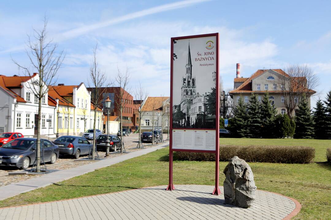 Ženklas: kol kas vietą, kur stovėjo Jono bažnyčia, žymi informacinis stendas.