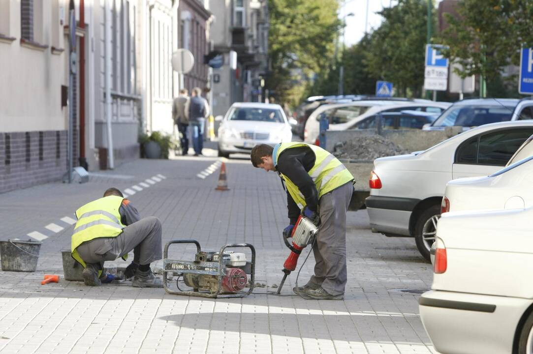 Liepų gatvės šaligatvio suskilusios trinkelės keičiamos naujomis.