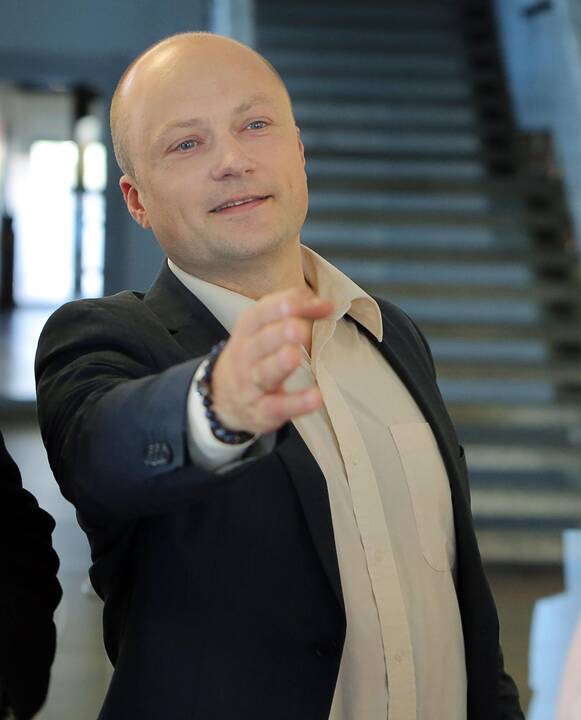 Informacija: uostininkai stendu praneša aplinkiniams, kad netrukus čia prasidės uosto laivyno bazės angarų statyba.