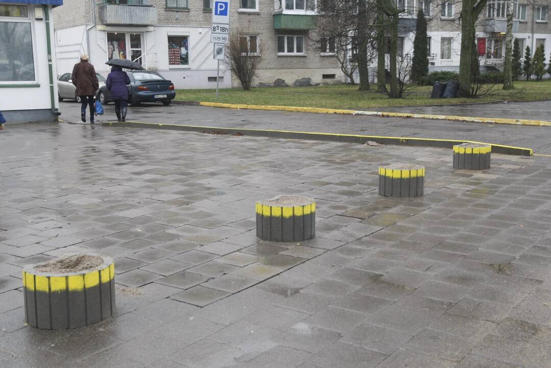 Automobiliai nebegalės užvažiuoti ant šaligatvio prie Taikos prospekto 8 namo.
