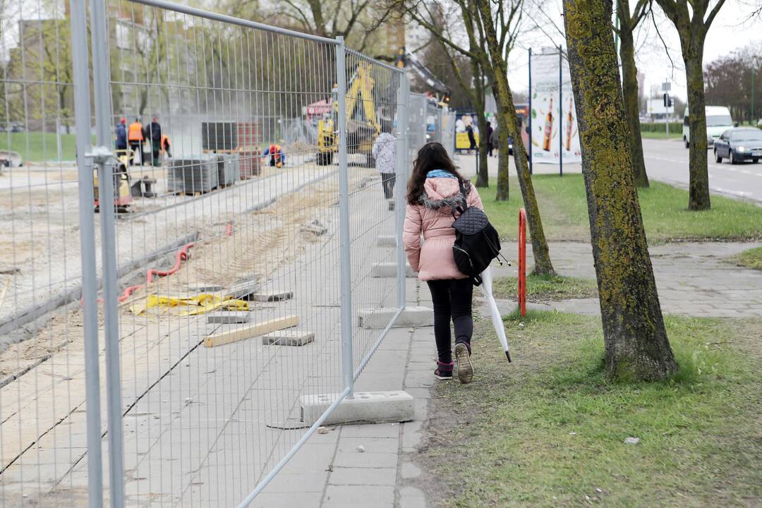 Kliūtis: klaipėdiečiai dėl Pempininkų aikštėje vykstančių darbų kurį laiką liko be šaligatvio.