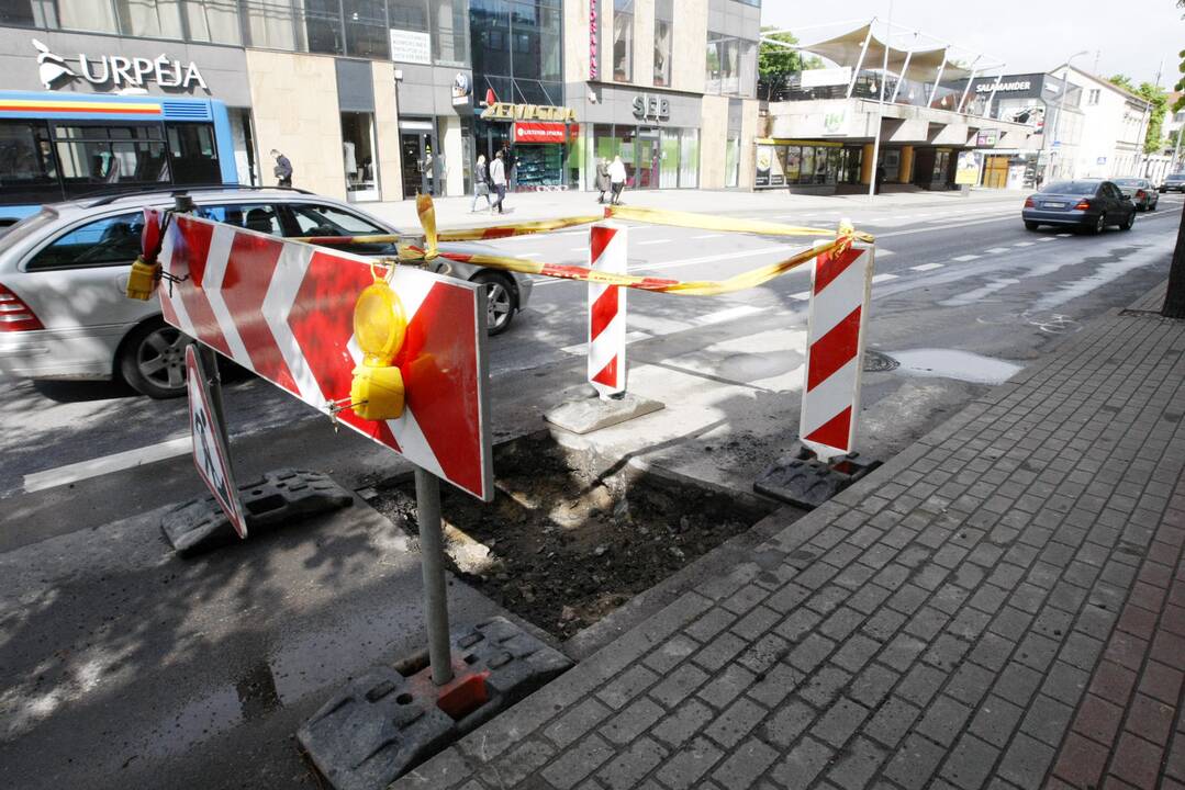 Darbai: Liepojos gatvėje buvo lyginamos duobės prie lietaus nutekėjimo kanalizacijos šulinių.