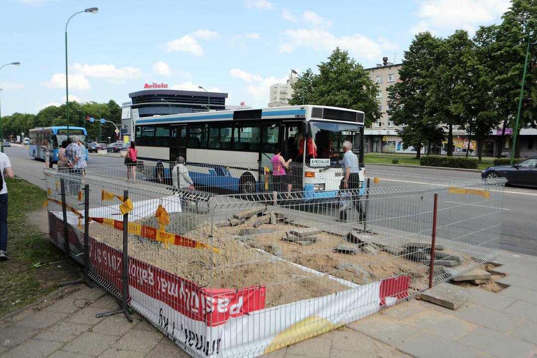 Darbai: miesto centre esančiose autobusų stotelėse statomi naujo dizaino keleivių laukimo paviljonai.