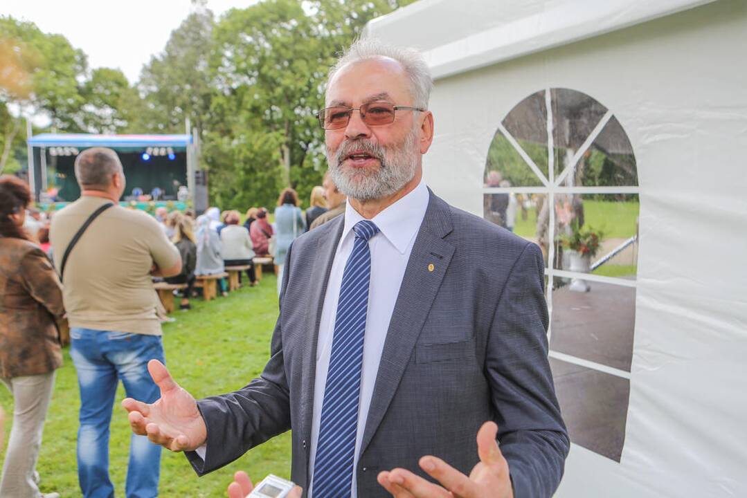 Nustebino: kai kasininkėms pabodo kartoti tą patį, ant parduotuvės vitrinos buvo pakabinta tokia žinutė pirkėjams.