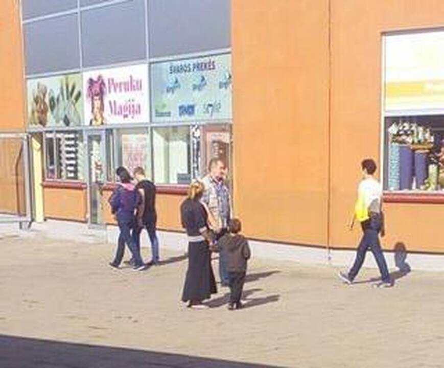 Uždarbiauja: anot liudininkų, ta pati romų tautybės moteris kasdien sukiojasi aplink prekybos centrus su vaiku, prašinėja pinigų.