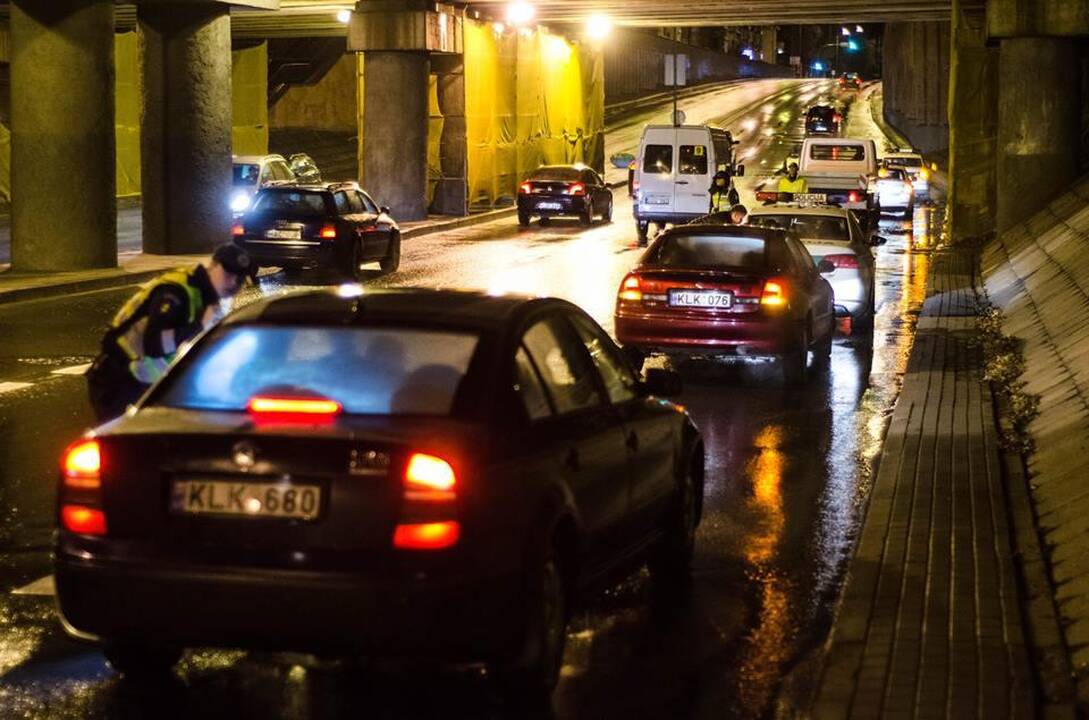 Siurprizas: kai kuriuos vairuotojus nustebino tai, kad policininkai jų laukė neįprastoje vietoje.