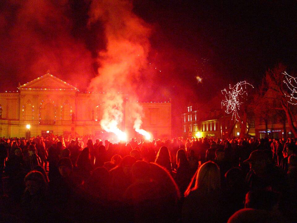 Srautas: tradiciškai per Naujųjų sutiktuves miesto centre knibždėte knibžda žmonių.