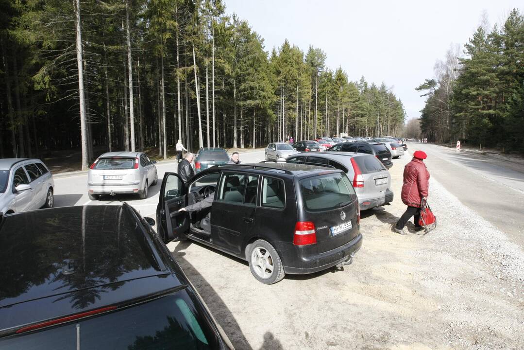 Pokyčiai: nuo vasaros sezono pradžios poilsiautojai už automobilių stovėjimą turės mokėti tiek Karklėje, tiek prie Olando Kepurės.