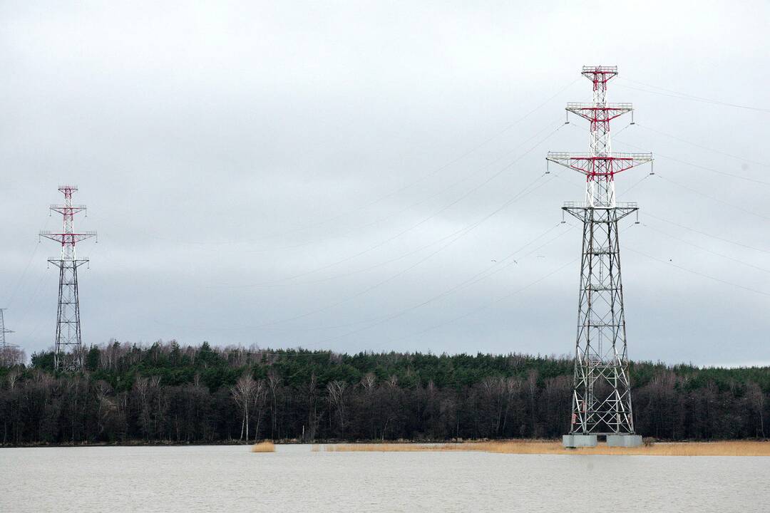 Atkirs: neringiškiai dūsauja, kad jiems lemta nuolat taikstytis su nepatogumais – energetikai prieš Velykas taisys elektros oro linijas.