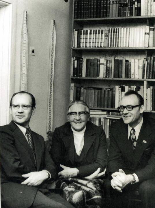 Jonas Paulikas, Audronė Žiūraitytė, D.Kšanienė, Jonas Domarkas, Milda Kazakevičienė ir Putinas Fledžinskas – Klaipėdos kultūrinio elito dalis.