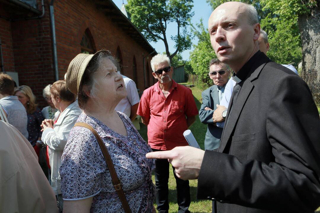 Žinoma Priekulės krašto šviesuolė I.Simonaitytės premijos laureatė E.Barauskienė mėgino kunigui D.Petkūnui aiškinti, kad priekuliškiai savo parapijos tarybą rinko teisėtai.