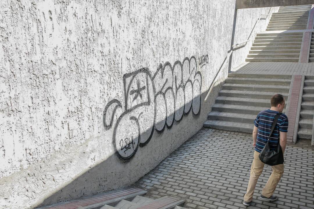 Keverzonės: tagais vadinami grafitininkų parašai pastebėti ankstų šeštadienio rytą.