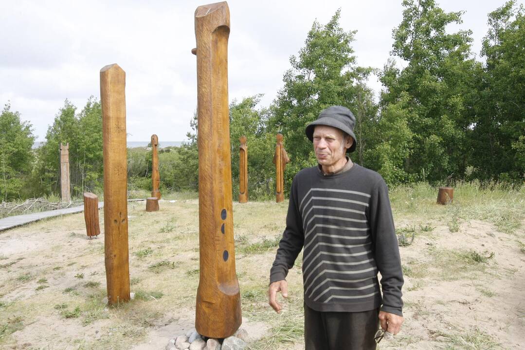 Paaiškino: skulptūrų autorius V.Vaičiūnas ragino nepamiršti autentiškos žvaigždės ir svastikos prasmės, tai – aušros ir besisukančios saulės simboliai.