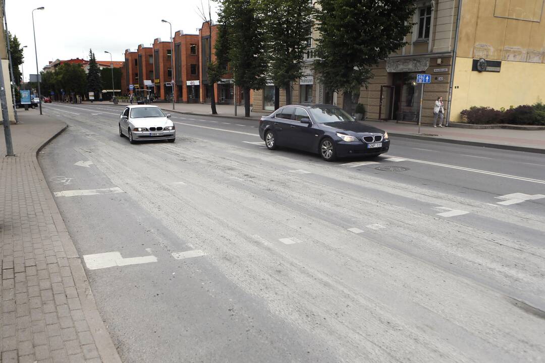 Darbai: Manto gatvėje buvo pašalinti nelygumai, tačiau naujos dangos dar teks palaukti.