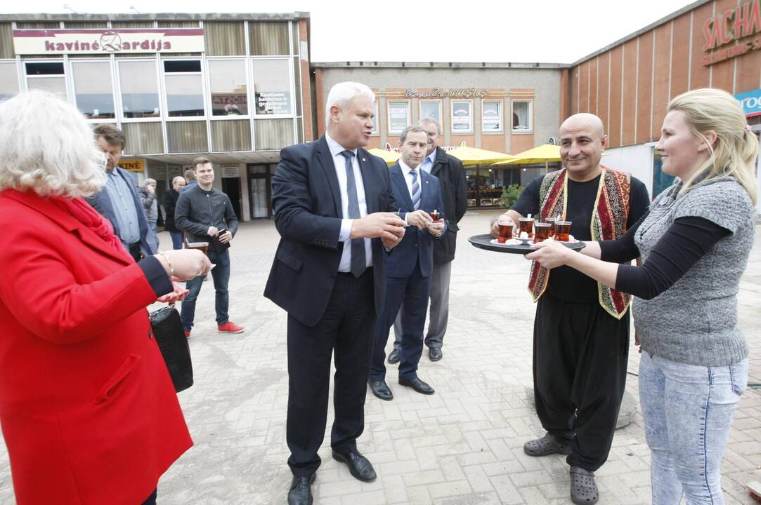 Nuotaikos: Žardininkų aikštėje apsilankiusį V.Grubliauską pasitiko vietos verslininkai ir pasiūlė gurkštelėti karštos ir labai stiprios turkiškos arbatos.