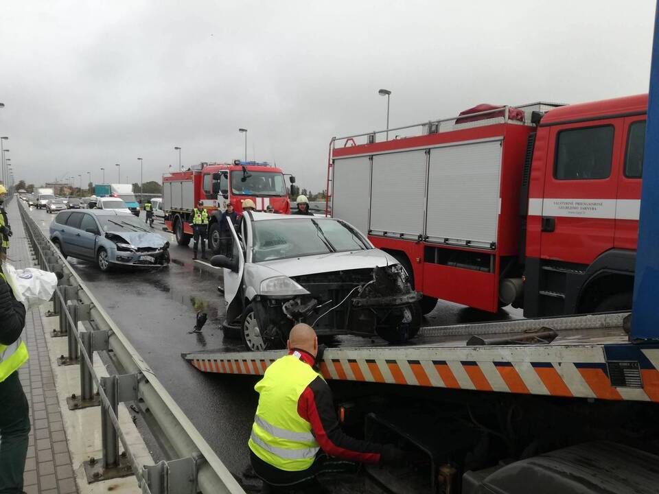 Aplinkybės: iki šiol nesama tikros žinios, kodėl svetimą automobilį vairavęs vyras agresyviai elgėsi judrioje gatvėje ir sukėlė avariją, kurioje pats žuvo bei sužalojo dvi moteris.