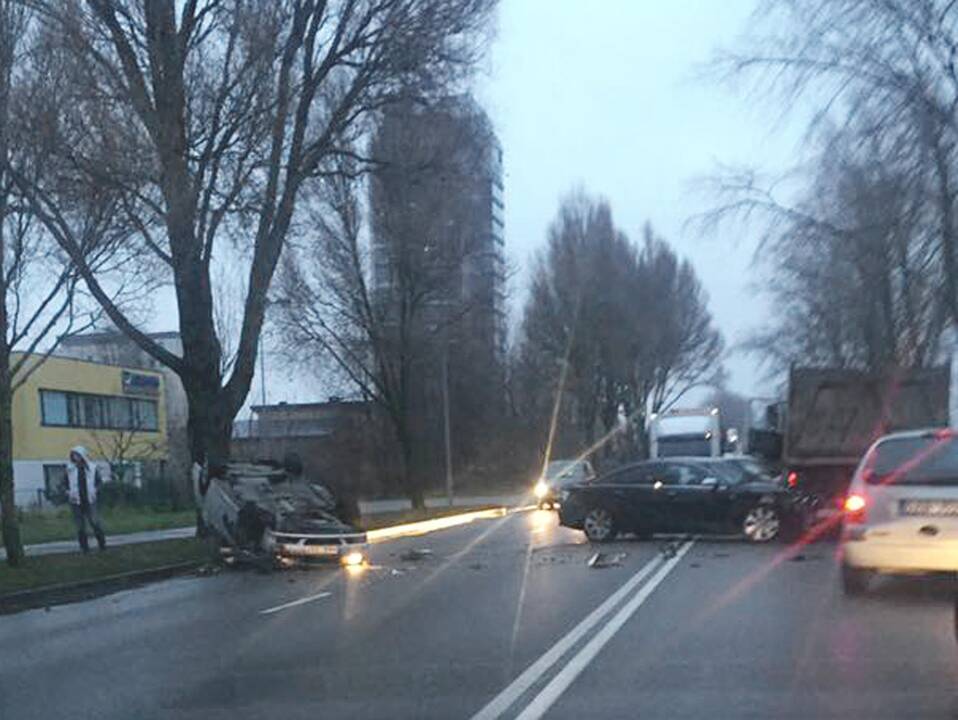 Pasekmės: po susidūrimo medikai į ligoninę nuvežė lengvųjų mašinų vairuotojus, automobiliai gerokai apgadinti.