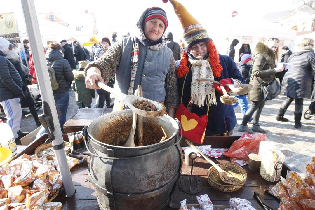 Tradicijos: tai – vienas nedaugelio renginių, kai vienoje vietoje susitinka skirtingų miestų ir šalių tautodailininkai, ūkininkai, kepėjai.