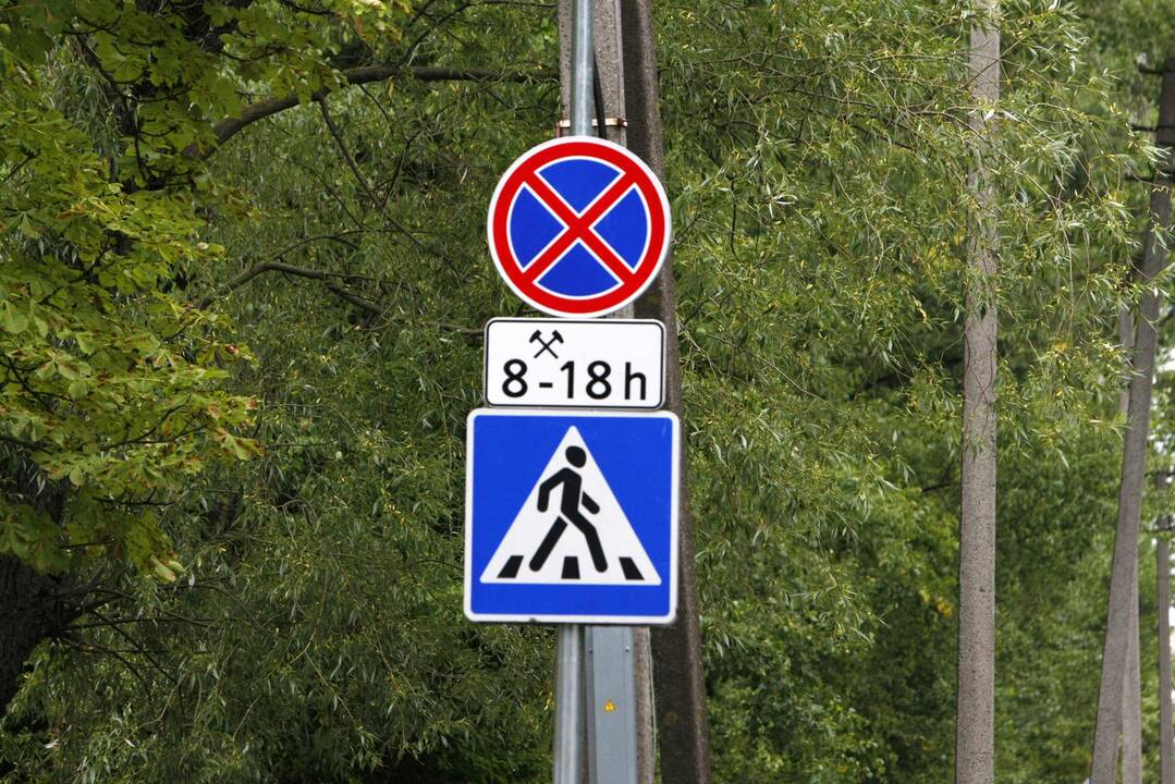 Panevėžio gatvės 7-ojo daugiabučio namo gyventojams jau anksčiau tekdavo sukti galvas, kur palikti automobilius, o, atsiradus naujų apribojimų, ši problema tapo dar stipresne galvasope.