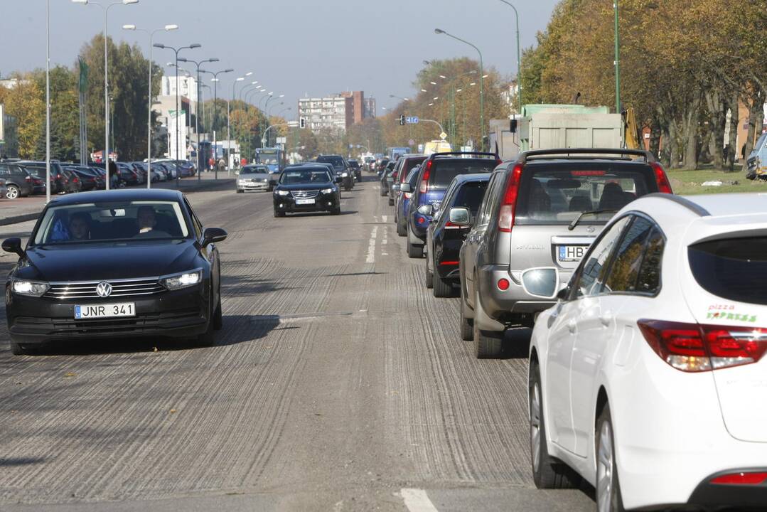 Nuostaba: klaipėdiečiai piktinosi, kad gražiu oru išgramdytame Taikos prospekte kelininkų nesimatė, kasdien susidarydavo spūstys