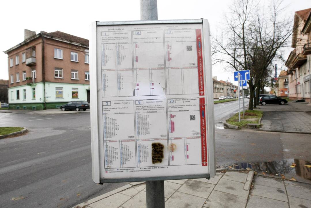 Nuostoliai: žiebtuvėliu apdegintas autobusų grafikų stovas – Klaipėdos kasdienybė.