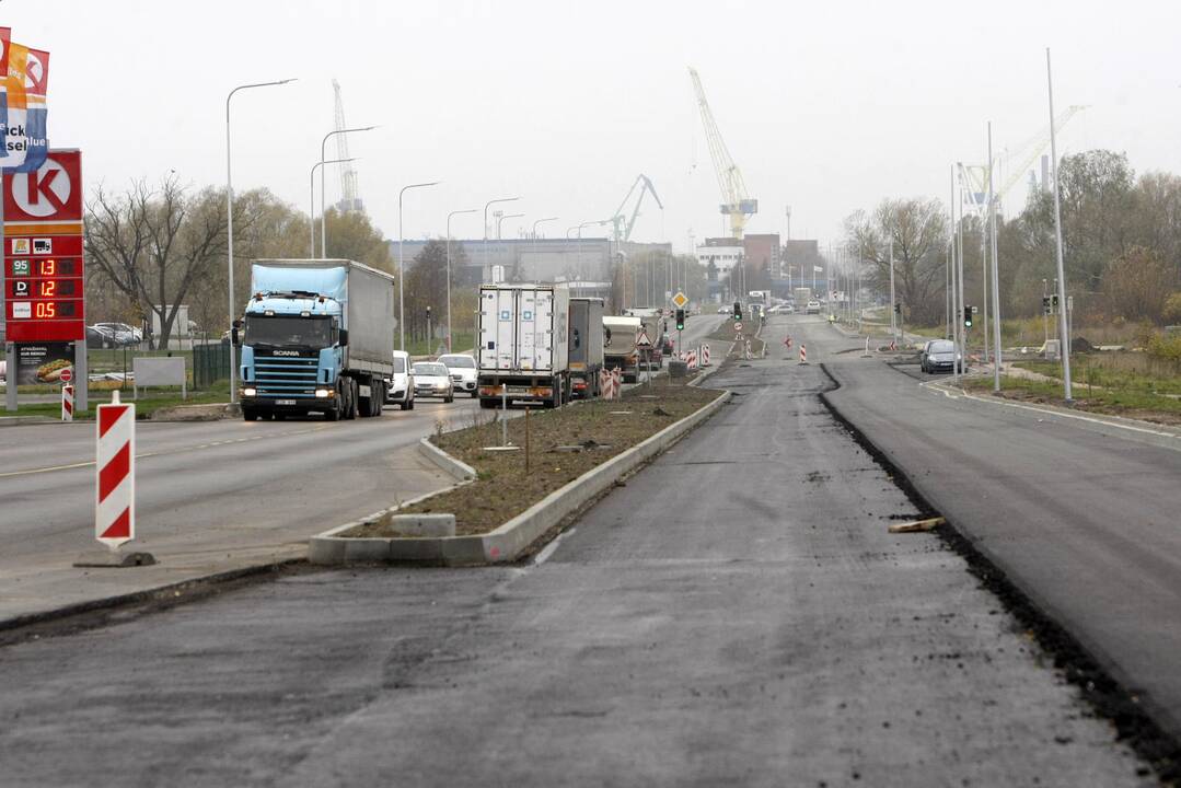 Eismas: šiuo metu automobiliams leidžiama važiuoti tik viena Jūrininkų prospekto puse, nes tikimasi spėti pakloti trečiąjį asfalto sluoksnį.