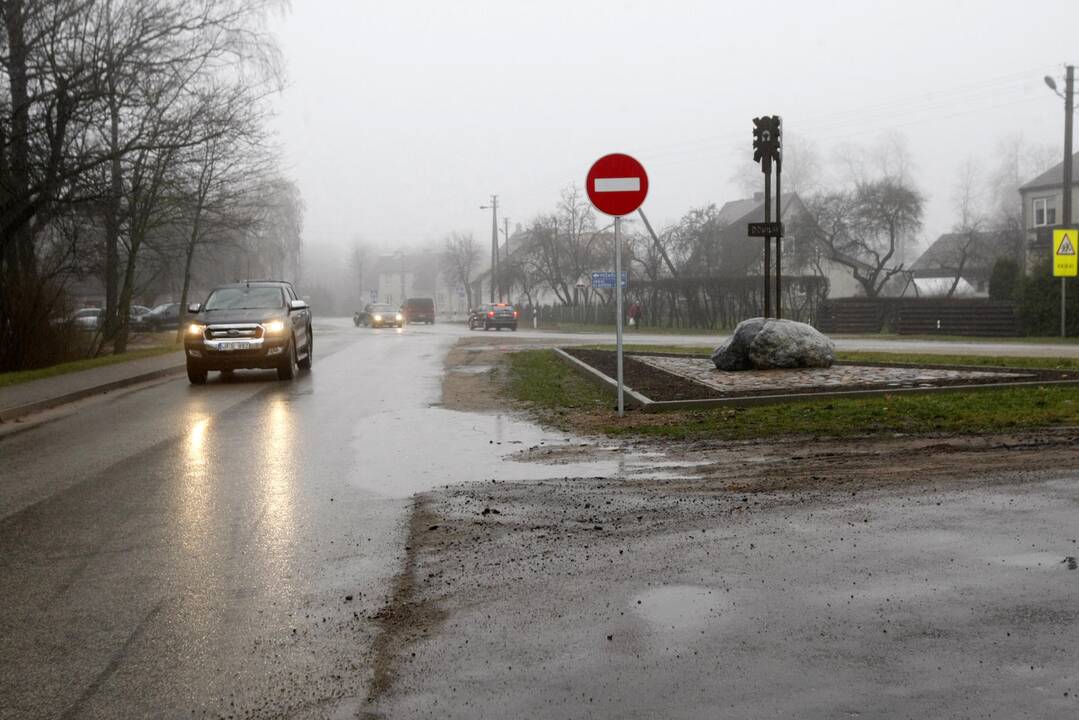 Pokyčiai: Dovilų miestelio centre, prie sankryžos, kurioje susikerta kelių krypčių gatvės, nuspręsta pertvarkyti eismo srautus.