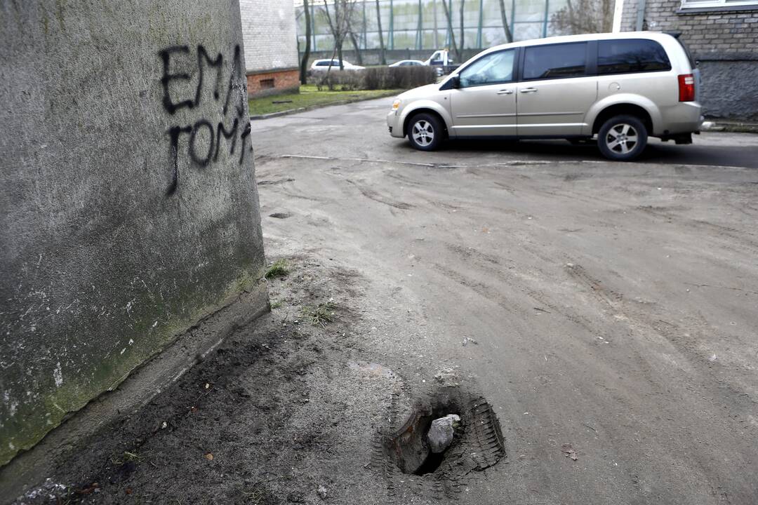 Netikėtumas: nutirpus sniegui, Švyturio gatvės gyventojai pamatė kasdien vis didėjančią duobę.