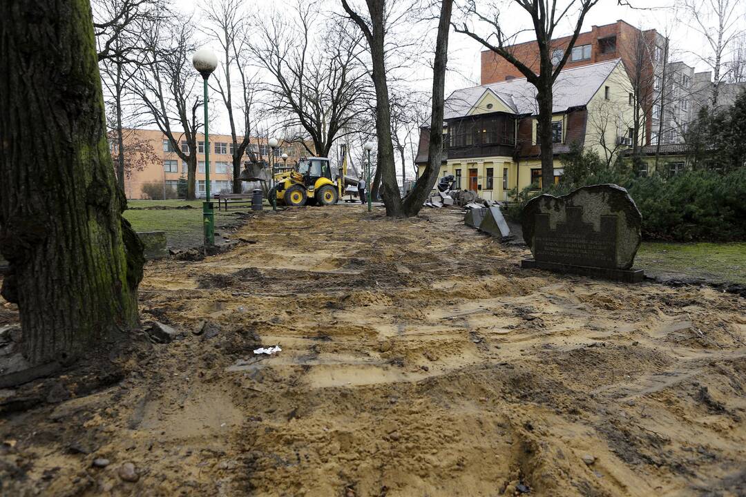 Tremtinių skvere burzgia sunkioji technika