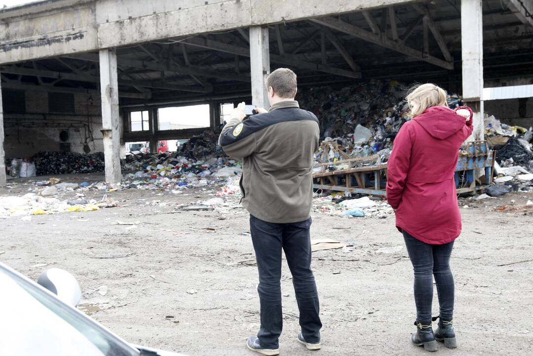 Kartojasi: dienraščiui pradėjus domėtis situacija, Liepų gatvėje suverstos šiukšlių krūvos iškart ėmė mažėti.