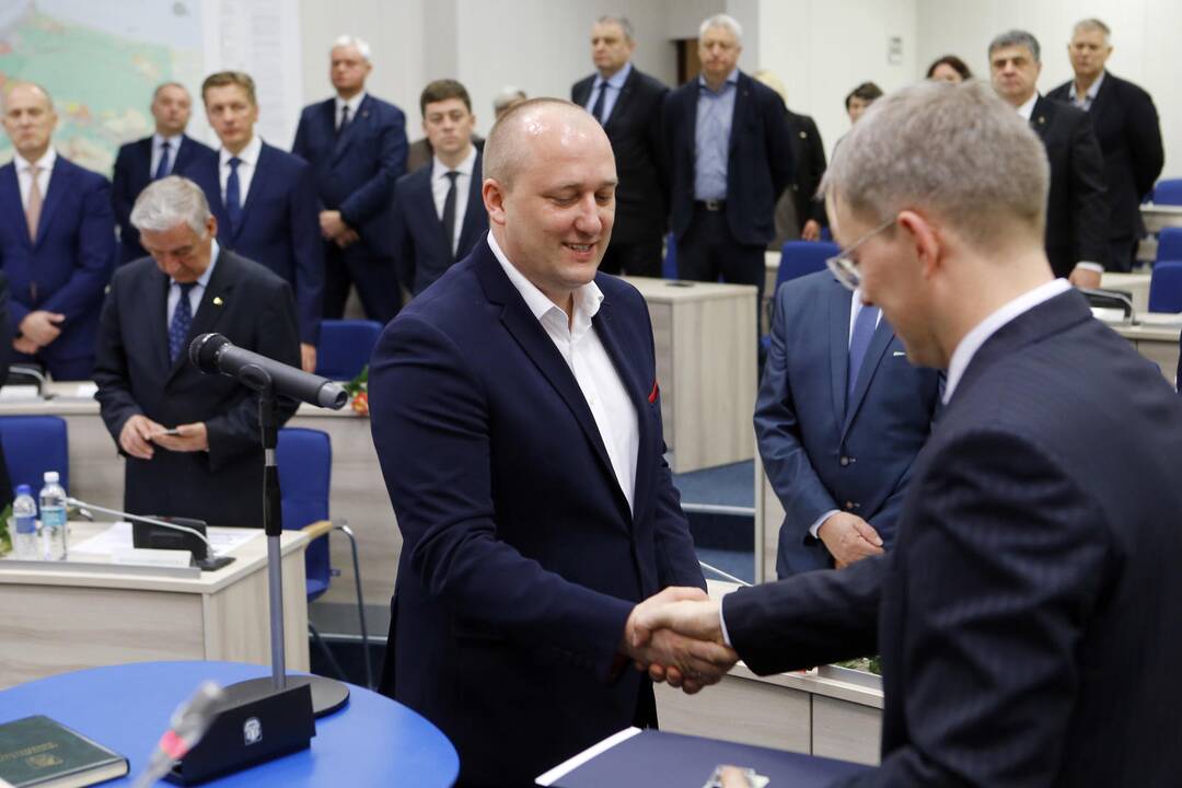 Naujieji tarybos nariai Alvidas Šimkus (kairėje) ir Andrius Petraitis gali vienas kitam paskambinti, tačiau jų mobiliojo telefono numeriai rinkėjams savivaldybės tinklalapyje vis dar nėra skelbiami.