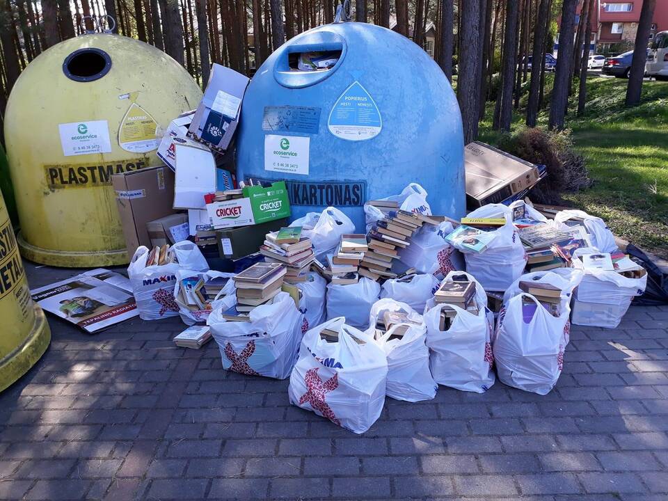 Akibrokštas: Nidos gyventojai nustebo Kopų gatvėje išvydę šimtus išmestų knygų.