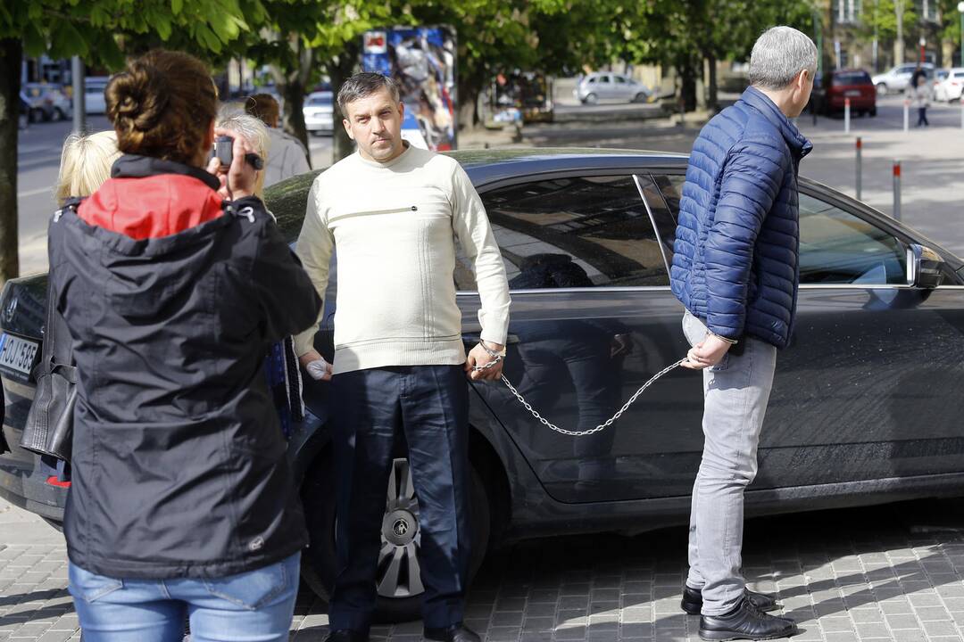 Patikrinimas: tyrimo metu įtariamajam buvo liepta badyti manekeną taip, kaip jis, įtariama, tai darė savo tautiečiui.