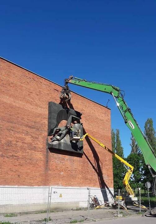 Dvejonės: gal darbininkai "Plaukiką" krapštė nuo sienos kiek įmanoma atsargiau.