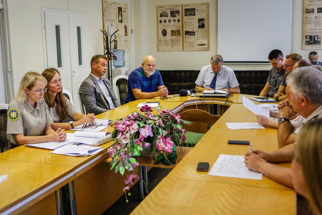 Problema: Smeltės kvartalo gyventojai skundžiasi esantys apsupti ūkio subjektų ir triukšmą keliančių įmonių.