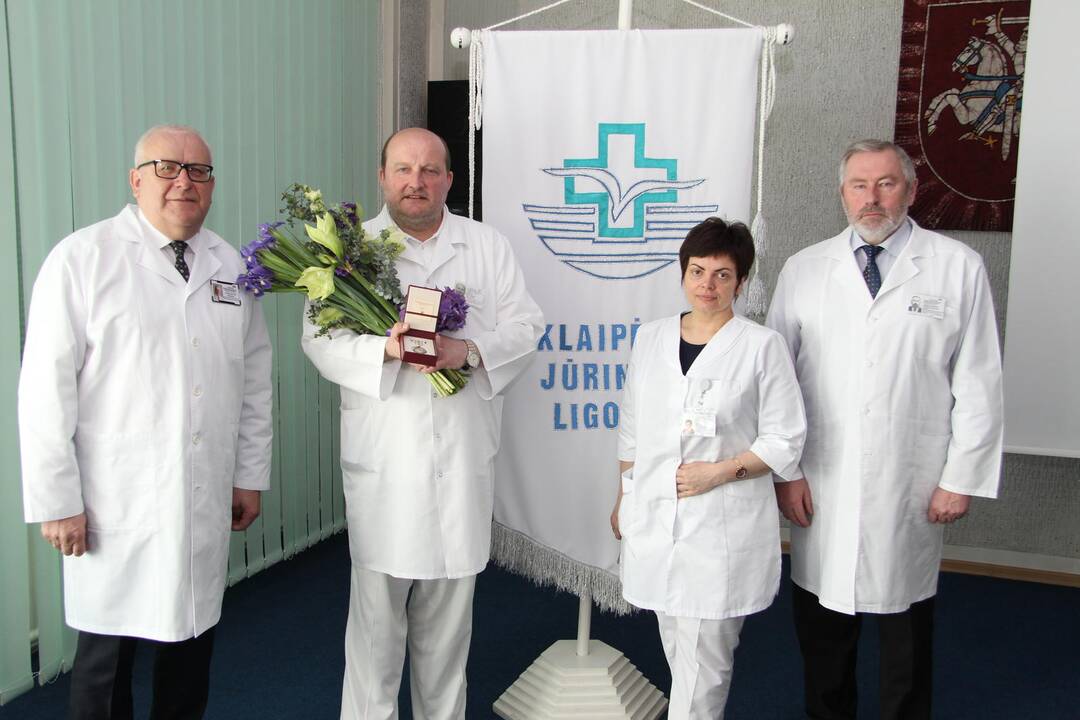 G. Šimulionį sveikino Jūrininkų ligoninės vadovybė: direktorius dr. J. Sąlyga, vyriausioji slaugytoja A. Smagurienė, direktoriaus pavaduotojas medicinai A. Liutkus.