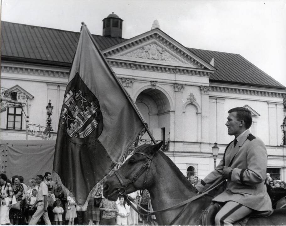 Klaipėdos miesto vėliava Teatro aikštėje. 1992 08 01.