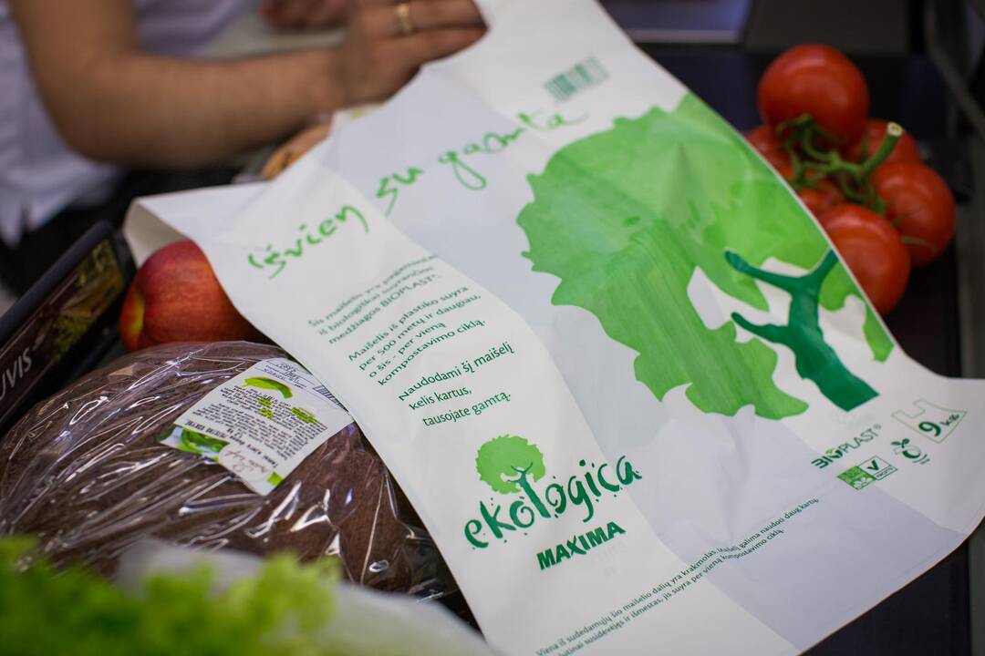  „Maxima“ klientams siūlo įprastus plastikinius maišelius keisti į ekologiškus