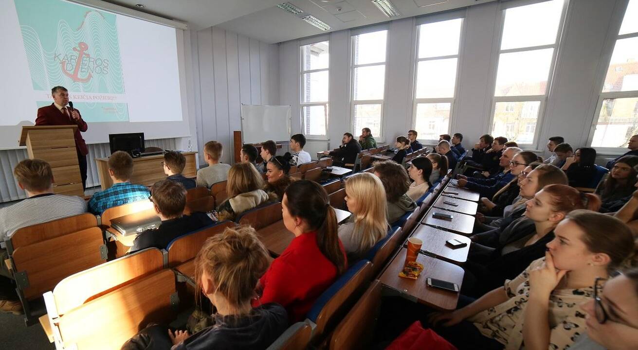 Susidomėjimas: būsimiems jūrininkams rūpėjo tai, ką daryti vienoje ar kitoje situacijoje patars Lietuvos jūrininkų sąjungos pirmininkas P.Bekėža ir ITF inspektorius A.Černovas.