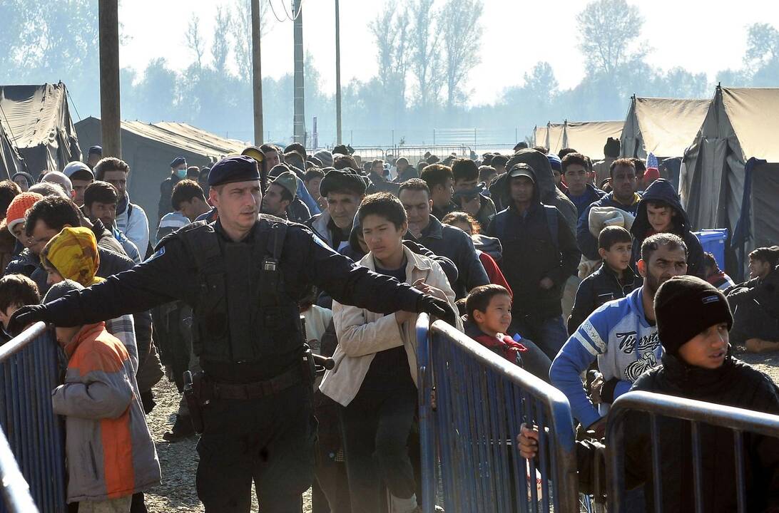 Slovėnija statys kliūtis pasienyje, kad nukreiptų migrantus