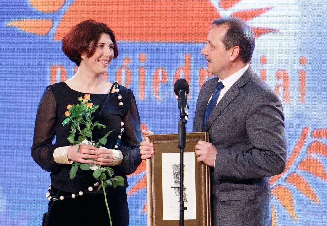 Apdovanojimą atsiėmė radijo stoties "RadijoGAMA" programų vadovė J.Silkauskienė, šios radijo stoties vadovas A.Graželiūnas.