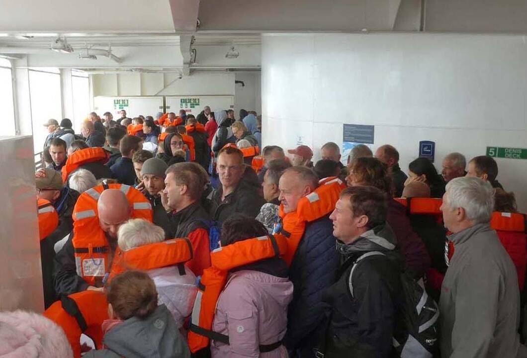 Jūroje: kelto „Regina Seaways“ krovininiame denyje po incidento.