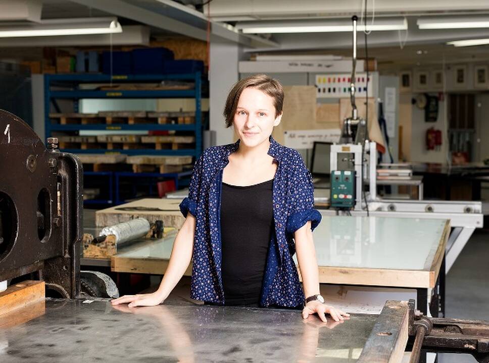 Tarpdisciplininio meno kūrėja R.Auškalnytė yra puikiai įvaldžiusi ofseto techniką, kurios moko Helsinkio menų universiteto studentus.
